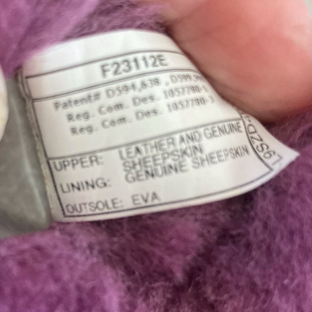 UGG BAILEY BUTTON CLASSIC SUEDE BOOTS IN PURPLE (SUGAR PLUM) SHEEPSKIN, SIZE 6 - Picture 13 of 16